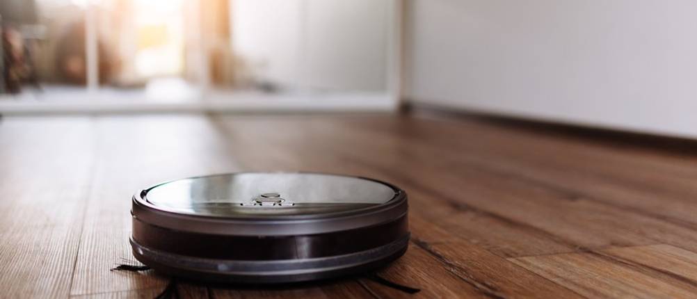 Staubsauger-Roboter von iRobot im Test: Ein Staubsauger-Roboter reinigt einen Parkettboden.