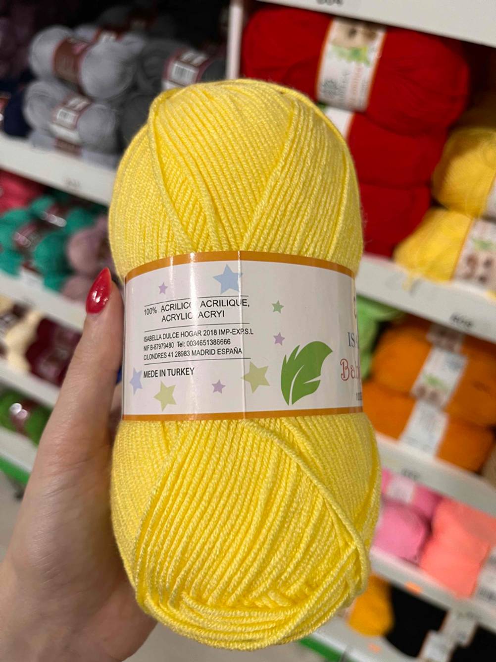 Nahaufnahme auf das Label mit der Zusammensetzung einer getesteten Babywolle.