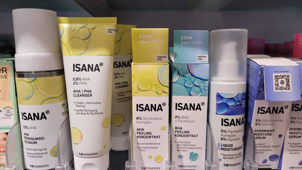 Fruchtsäurepeeling-Test: Verschiedenen Isana Produkte für die Gesichtspflege stehen neben- und hintereinander auf einem Verkaufsregal.