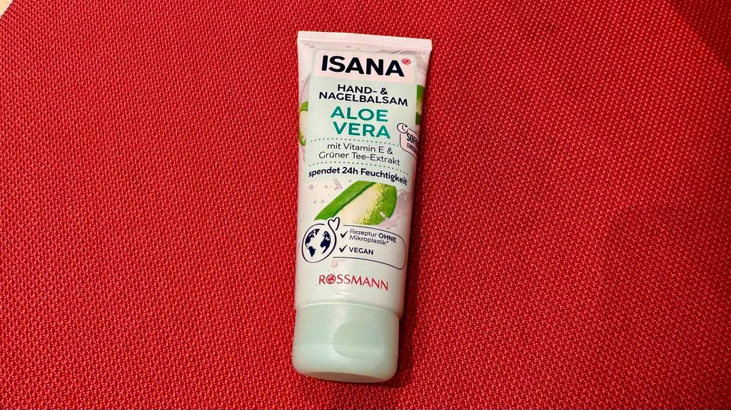 Aloe-Vera-Handcreme-Test: Auf der Tube stehen viele Eigenschaften.