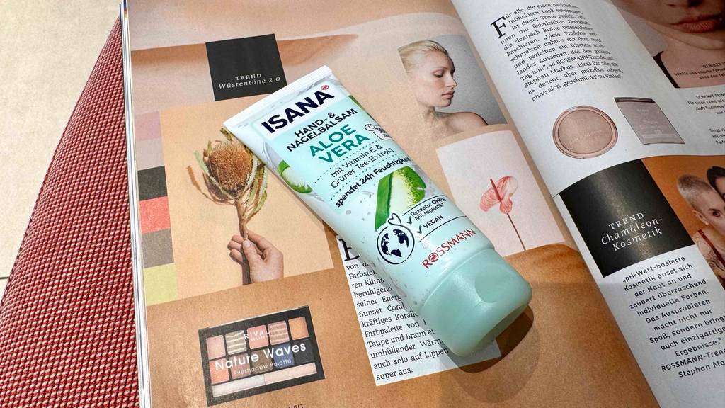 Eine Tube Aloe-Vera-Handcreme liegt zum testen auf einer aufgeschlagenen Zeitschrift.