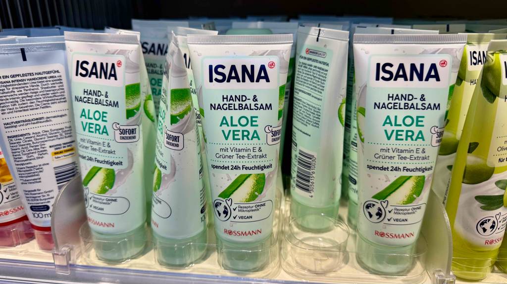 Aloe-Vera-Handcreme im Test: Mehrere Tuben stehen neben- und hintereinander in einem Regal.