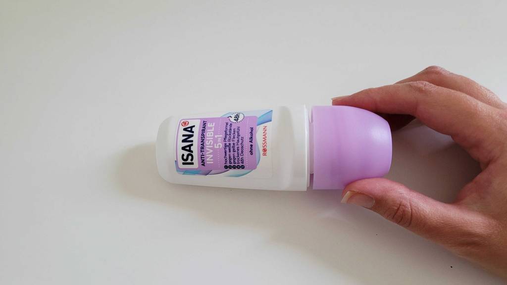 Antitranspirant im Test: Zwei Finger schrauben ein Fläschchen auf.