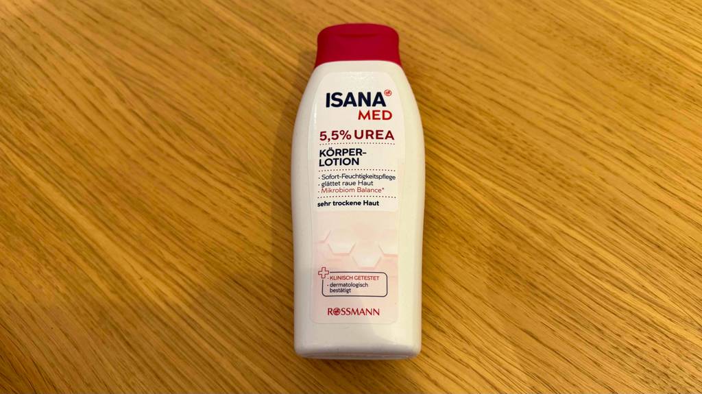 Bodylotion mit Urea im Test: Auf der Flasche stehen Informationen zur Verwendung.