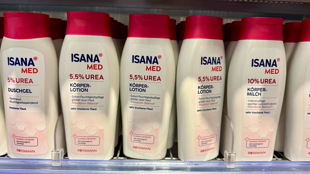 Bodylotion mit Urea-Test: Mehrere Flaschen stehen zwischen anderen Pflegeprodukten.