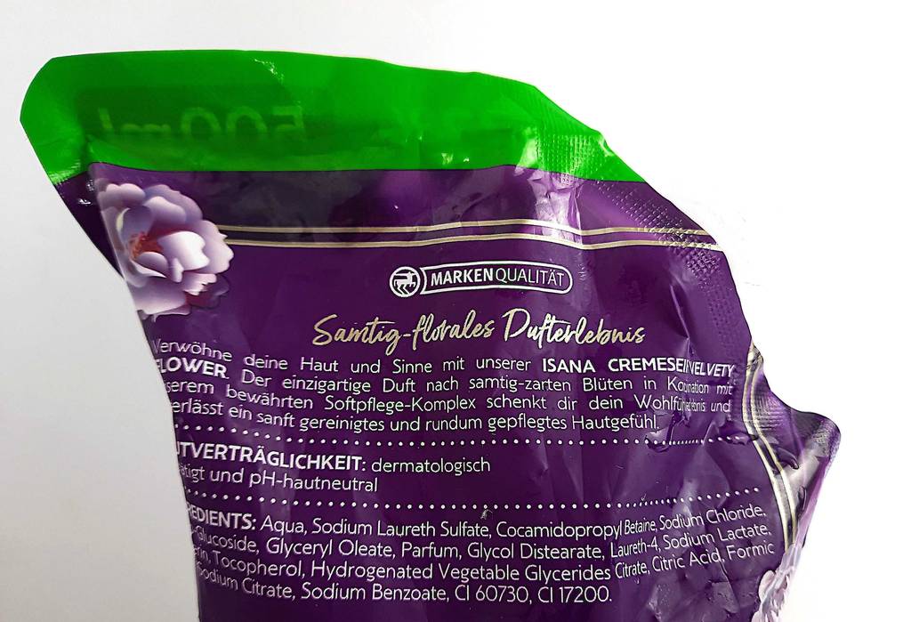Getesteter Flüssigseife-Nachfüllpack: Nahaufnahme der Produktbeschreibung auf einem lilafarbenen Kunststoffbeutel.
