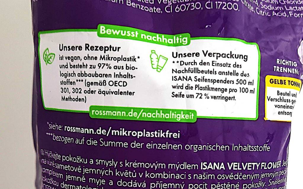 Flüssigseife-Nachfüllpack getestet: Nahaufnahme der Produktbeschreibung auf einem lilafarbenen Kunststoffbeutel.