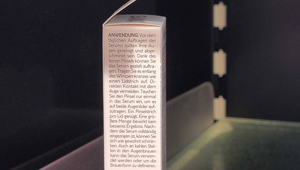 Wimpernserum-Test: Auf der Verpackung stehen Hinweise zur Anwendung.