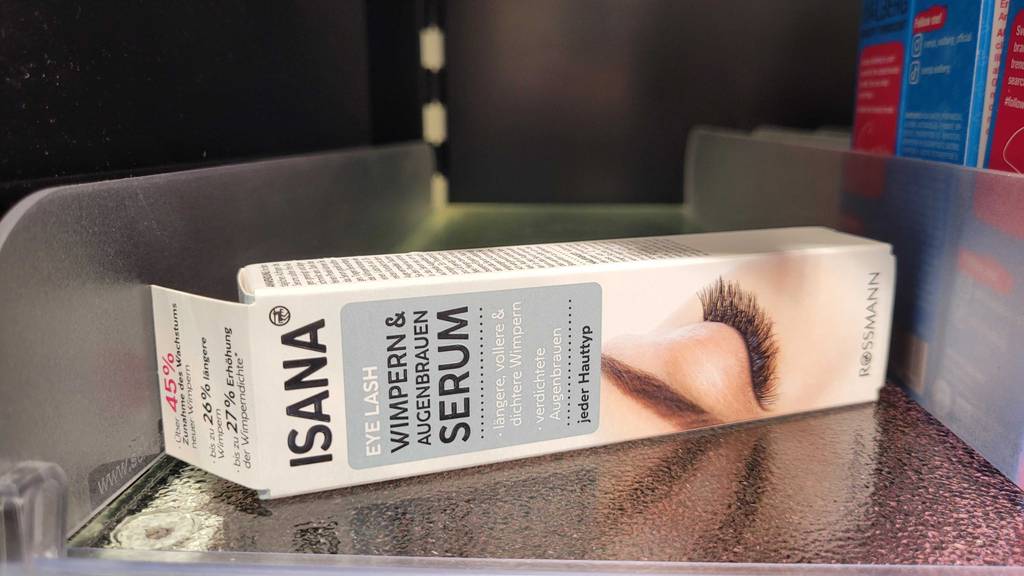 Wimpernserum getestet: die Verpackung liegt quer auf einem Glasregal.