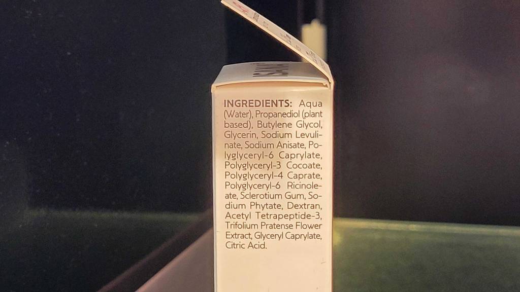 Wimpernserum im Test: Auf einer Seite der Verpackung stehen Informationen zu den Inhaltsstoffen.