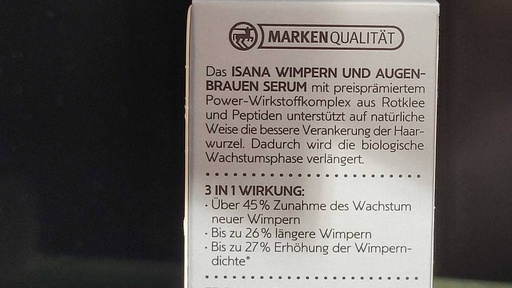 Auf der Verpackung von getestetem Wimpernserum stehen Informationen zur Wirkung.