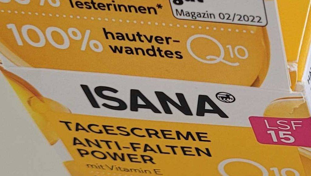 Isana Q10 Anti-Falten Tagescreme LSF15 in Verpackung und ausgepackt auf einem Tisch