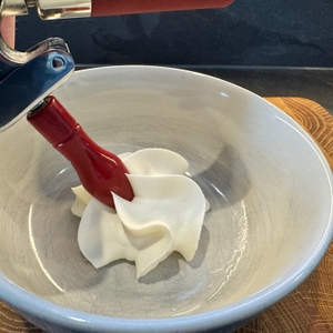 Fertige Sahne, die aus dem Aufsatz des iSi 1603 kommt