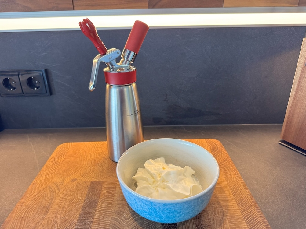 iSi 1603 und Sahne in einer Schale