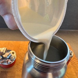 Sahne einfüllen beim iSi 1603