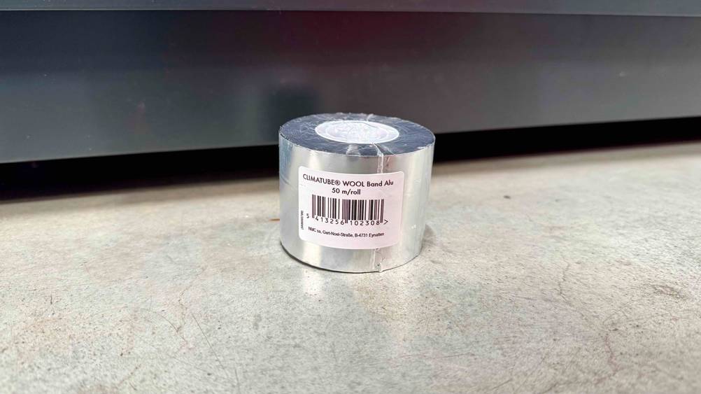 Auf dem Boden steht ein verpacktes Isolierband im Test.