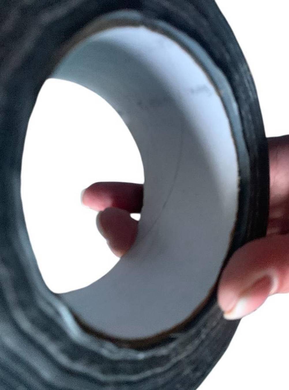 Isolierband geteset: Nahaufnahme der Kartonrolle im Inneren.