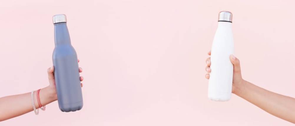 Isolierflasche-Edelstahl aus dem Online-Test: Zwei Personen halten sich gegenseitig eine Isolierflasche hin
