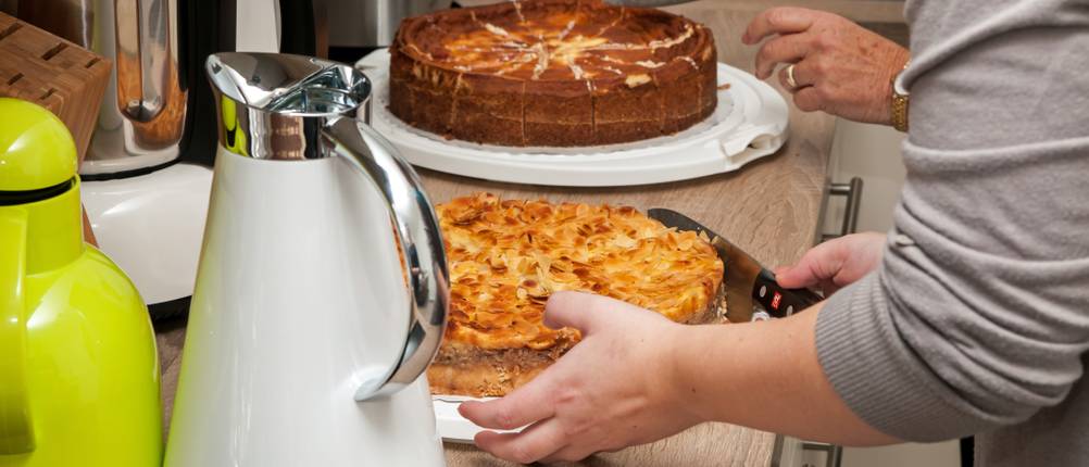 Isolierkanne-Edelstahl-Test: Zwei Isolierkannen neben Kuchen.