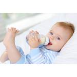 Babyflasche Isoliertasche Test: Baby trinkt aus Milchfläschchen