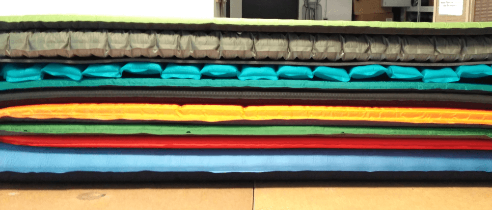 Verschiedene Isomatten übereinander gestapelt.