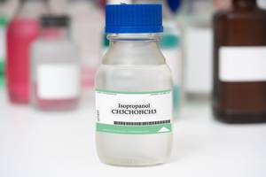 Isopropanol-Test: Isopropanol in einer kleinen hellen Flasche 
