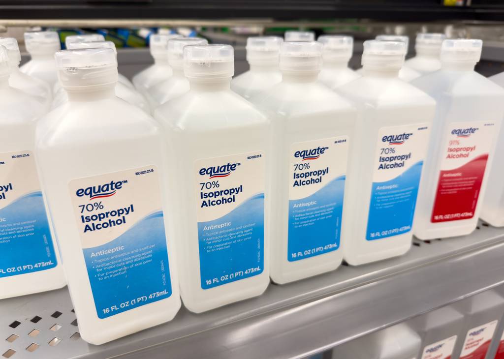 Isopropanol-Test: Mehrere Flaschen mit Isopropanolalkohol. 