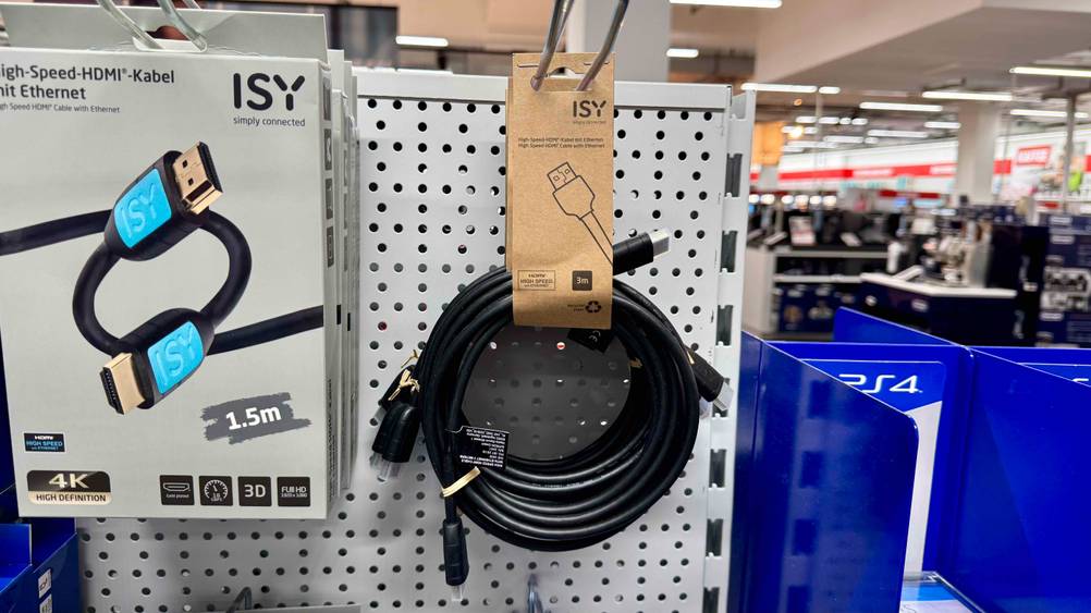 Getestet: Ein HDMI-Kabel in Schwarz mit 3 Meter Länge hängt an einem Verkaufsregal neben anderen Kabeln.