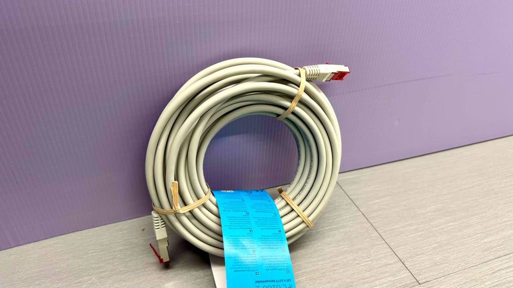 Das Etikett von einem getesteten Cat6-Kabel zeigt die Rückseite.