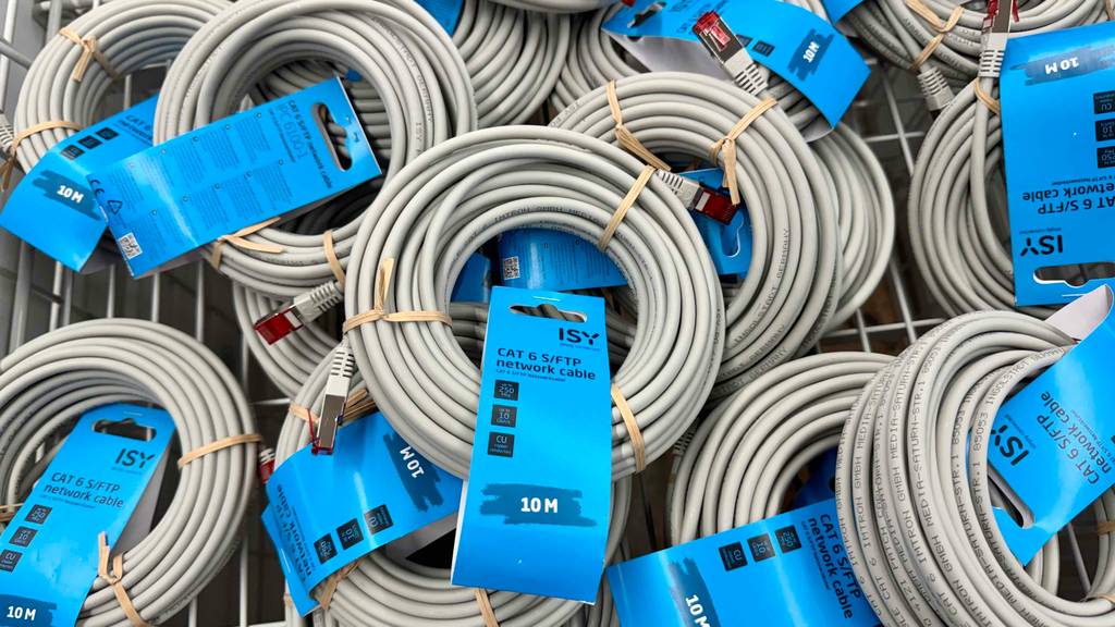Cat6-Kabel im Test: Mehrere in Rollen verpackte Kabel liegen auf einem Haufen.