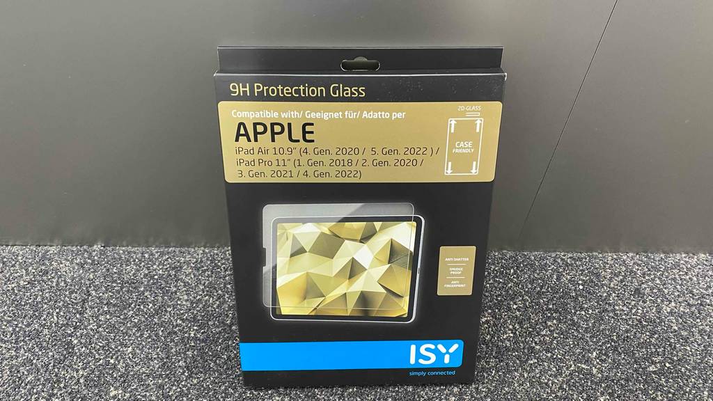 iPad-Pro-11-Panzerglas getestet: Eine Verpackung ISY lehnt mit für Apple Modelle geeignetem Panzerglas an einer grauen Wand.