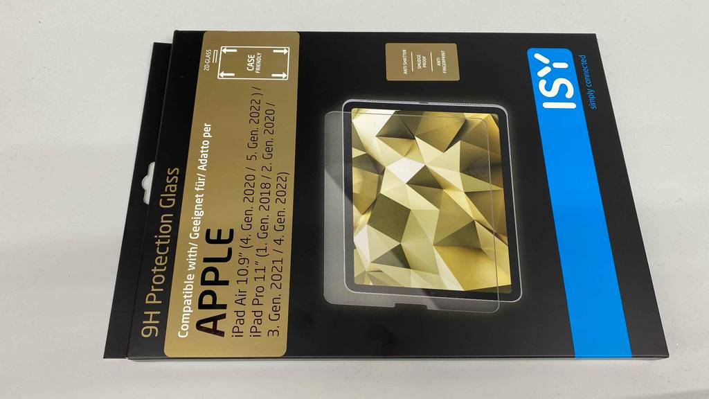 iPad-Pro-11-Panzerglas im Test: eine Verpackung ISY liegt mit für Apple Modelle geeignetem Panzerglas auf einem hellen Untergrund.