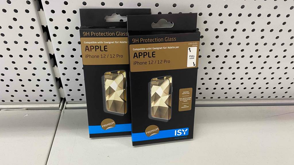 iPhone 12 Panzerglas von ISY im Test: Zwei Verpackungen befinden sich nebeneinander.