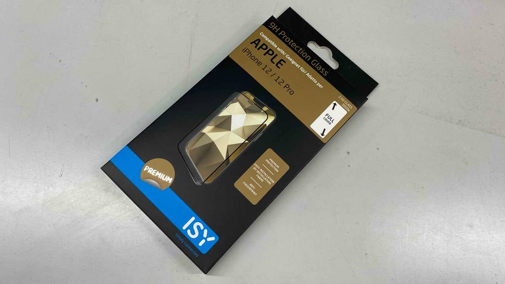 Getestetes iPhone 12 Panzerglas von ISY liegt auf hellem Untergrund.