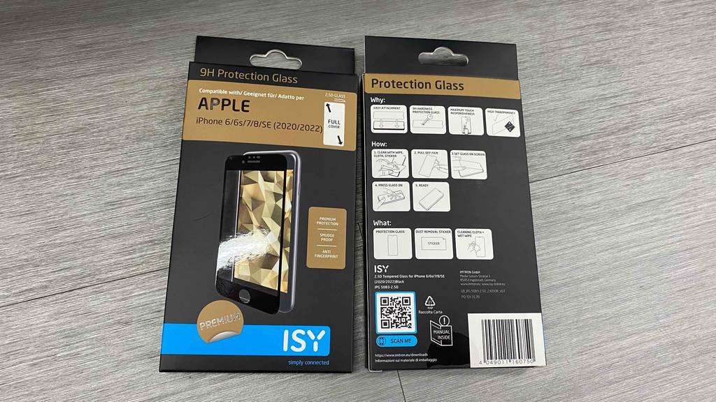 Zwei Packungen getestetes iPhone-7-Panzerglas liegen mit der Vorder- sowie Rückseite nach oben auf einer grauen Fläche.