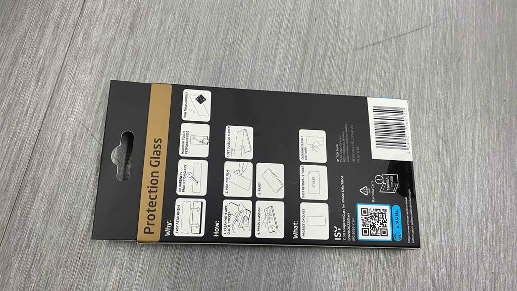 Eine Packung iPhone-7-Panzerglas im Test liegt mit der Rückseite nach oben auf einem hellem Hintergrund.