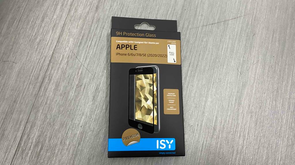 Eine Packung iPhone-7-Panzerglas im Test liegt auf hellem Hintergrund.