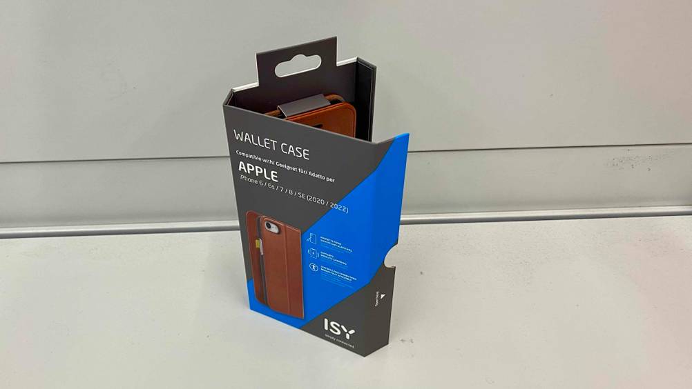 Getestet: Frontansicht einer halb geöffneten Packung mit einer IPhone-SE-Hülle inliegend.