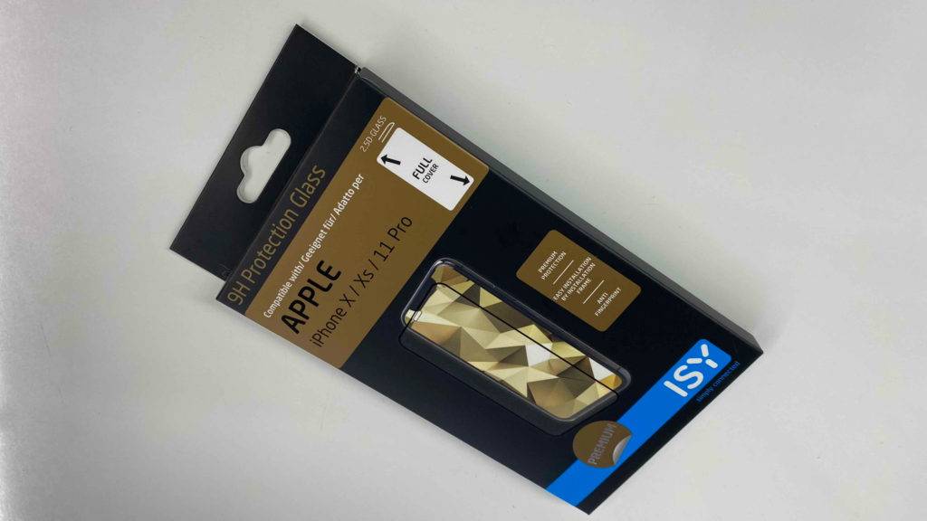 Eine Verpackung mit einer getesteten iPhone-X-Panzerfolie befindet sich auf einer hellen Oberfläche.