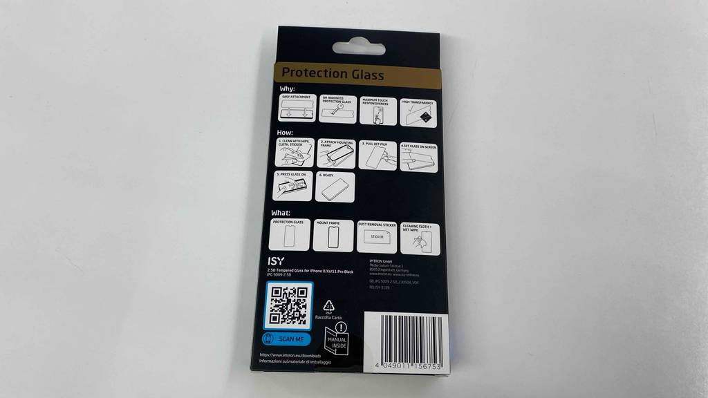 Eine Verpackung mit einer iPhone-X-Panzerfolie im Test liegt mit Fokus auf die Rückseite inklusive Anwendungsbeschreibung auf einer hellen Fläche.