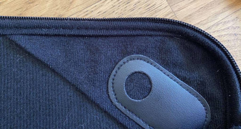 Laptop-Sleeve im Test: Detailansicht des blauen Stoff-Materials inklusive Reißverschluss.