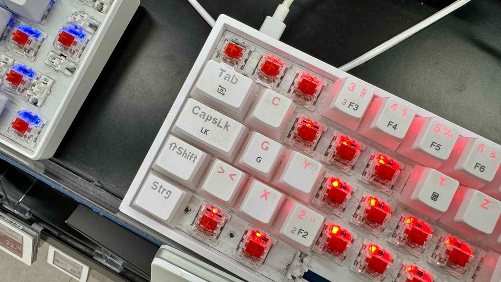 Detailansicht der linken Seite einer getesteten Mini-Gaming-Tastatur.