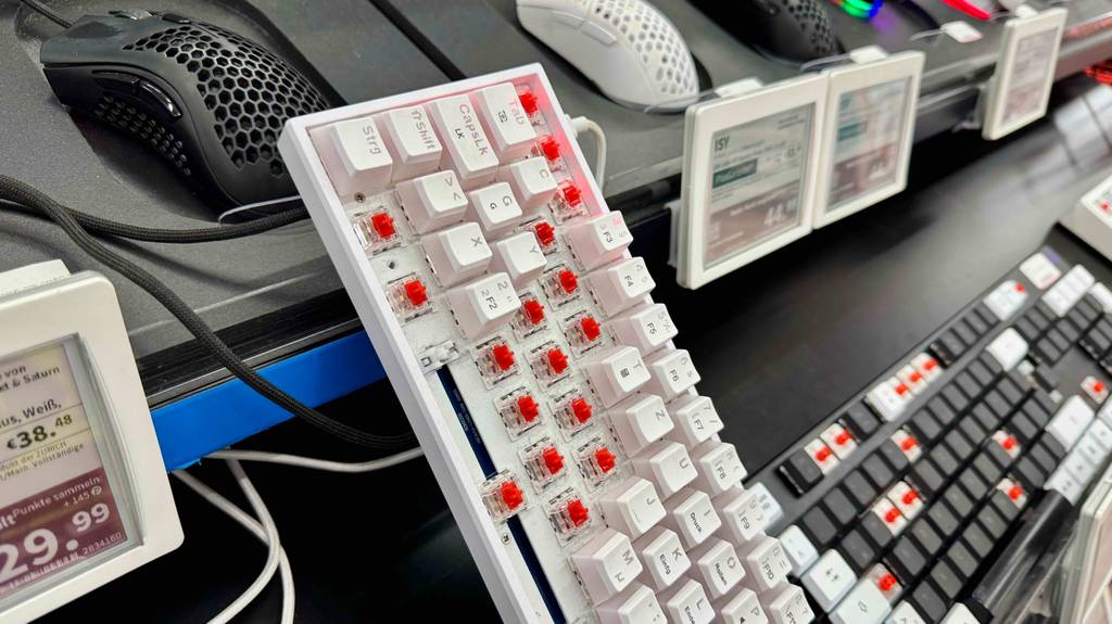 Schrägnahblick auf eine hochkant stehende getestete Mini-Gaming-Tastatur.