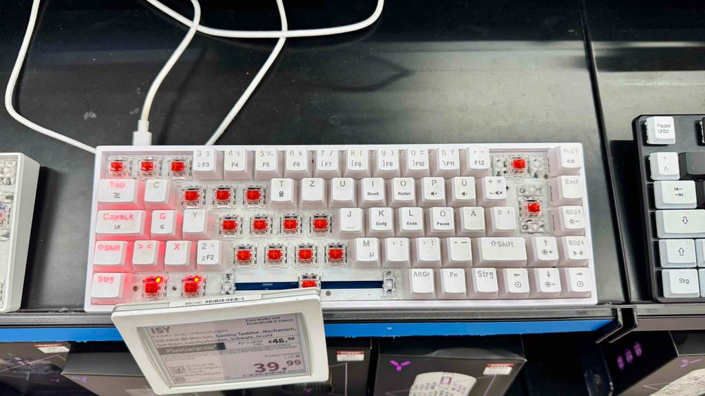 Blick von oben auf eine Mini-Gaming-Tastatur im Test.