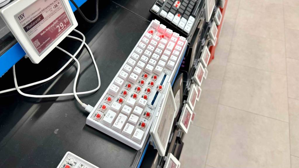 Blick von schräg oben auf eine zum Testen angeschlossene Mini-Gaming-Tastatur.