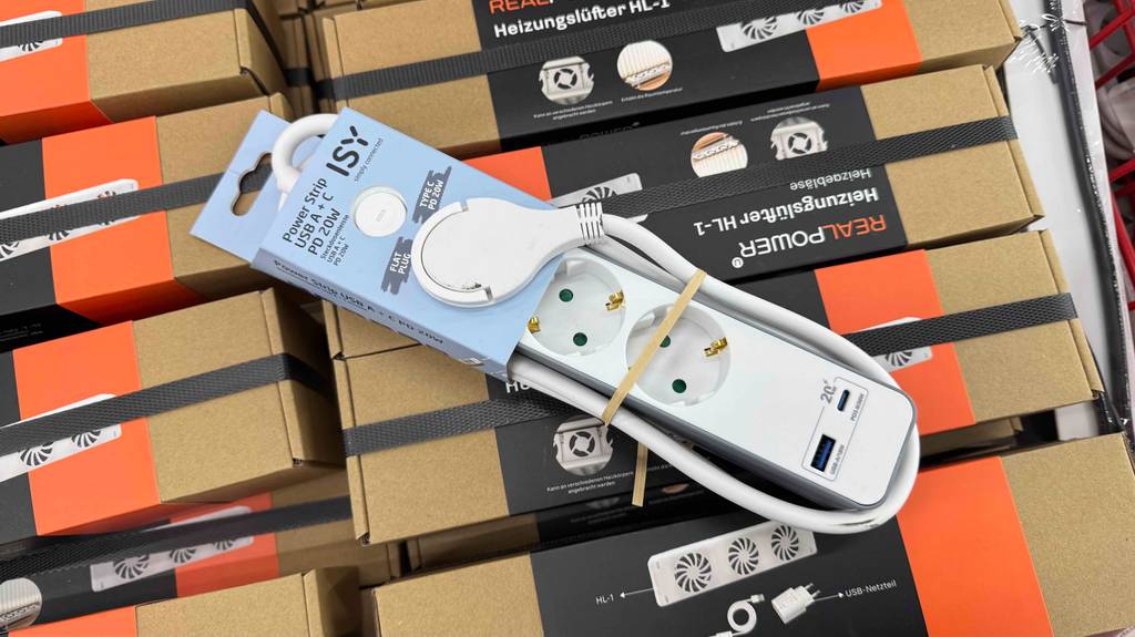 Eine Steckdosenleiste mit USB-C liegt zum testen auf mehreren Kartons.