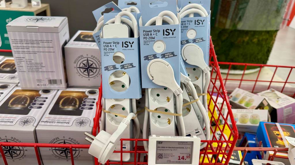 Im Test: Mehrere Steckdosenleisten mit USB-C stehen zwischen anderen Produkten in einem Gitterregal.