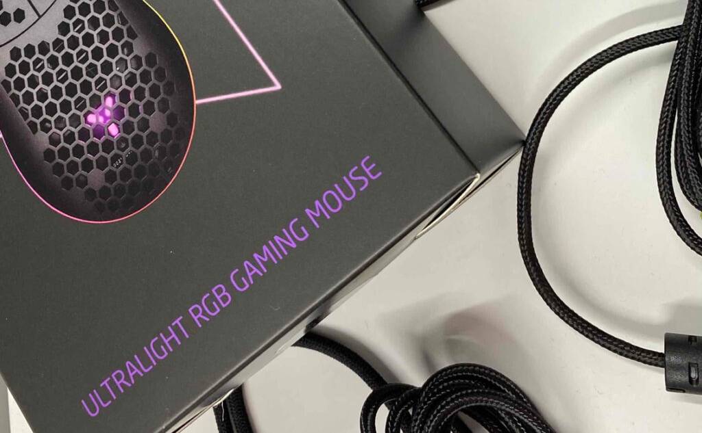 Nahaufnahme der Verpackung mit dem Aufdruck: „Ultra light RGB Gaming Mouse“einer kabelgebundenen Gaming-Maus im Test.