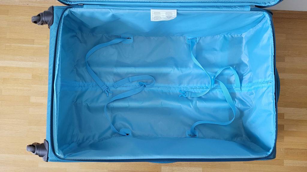 'Im Test: Innenansicht blauer mittelgroßer Koffer.