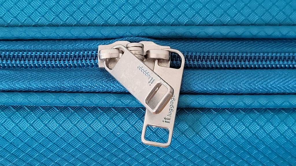 Im Test: Detailansicht Reißverschluss eines mittelgroßen Koffers von it luggage.